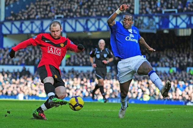Football Barclays Premier League FC Everton vs Manchester United at Goodison Park.Wayne Rooney (Manchester United, L) and Sylvain Distin (Everton) 20 02 2010. 