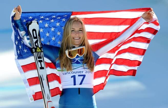 USA s Lindsey Vonn waves an American flag during the flower ceremony following the Women s Alpine Super-G event at Whistler Creekside at the Winter Olympics on February 20, 2010. -  OLY20100220130 o0 Jubel, Freude, Fahne, Nationalfahne, Objekte