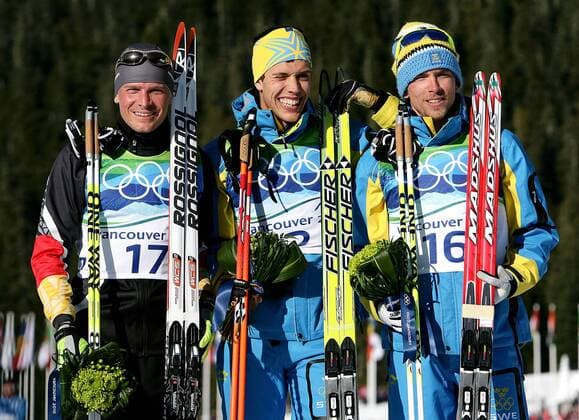 OLYMPIA - Olympische Winterspiele 2010 WHISTLER,KANADA,20.FEB.10 - DIVERS, OLYMPIA, SKI NORDISCH, LANGLAUFEN - Olympische Winterspiele Vancouver 2010, 30km Verfolgung der Herren, Flower Ceremony. Bild zeigt den Jubel von li.: Tobias Angerer (GER), Olympiasieger Marcus Hellner und Johan Olsson (SWE). o0 Freude Siegerehrung Sieg, Sieger, Olympiasieg