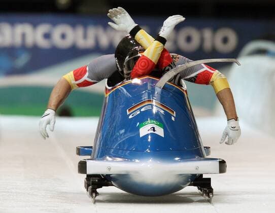 Whistler , 200210 , Olympische Spiele Vancouver 2010 , Zweierbob Andre Lange und Kevin Kuske (Deutschland) , Andre Lange hat scheinbar vier Arme o0 kurios