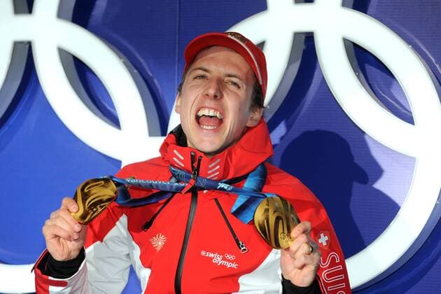Simon AMMANN (SUI), 1. Platz Olympiasieger Gewinner der Goldmedaille, jubelt, Jubel, praesentiert seine zwei Goldmedaillen, Siegerehrung, Medal Ceremony Skispringen, Ski Jumping, Large Hill, Grossschanze, 20.02.2010. XXI. Olympische Winterspiele 2010, vom in Vancouver Kanada. o0 Freude Jubel Siegerehrung Normalschanze Objekte Gold Medaille Sieg
