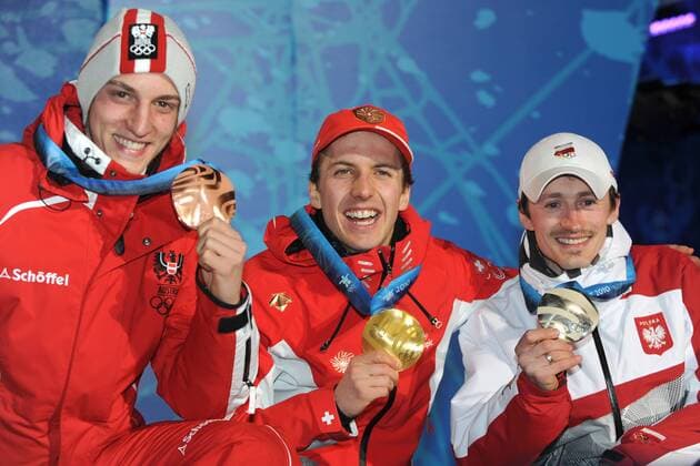 v.li: Gregor SCHLIERENZAUER (AUT), 3. Platz Bronzemedaille, Simon AMMANN (SUI), 1. Platz Olympiasieger Gewinner der Goldmedaille, und Adam MALYSZ, POL, 2. Platz Silbermedaille, jubeln, Jubel, Siegerehrung, Medal Ceremony Skispringen, Ski Jumping, Large Hill, Grossschanze, 20.02.2010. XXI. Olympische Winterspiele 2010, vom in Vancouver Kanada. o0 Freude Sieg Objekte Medaille Gold Silber Bronze