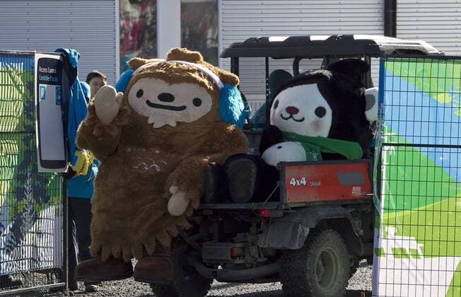 Olympic mascots Quatchi (L.) and Miga hitch a ride on the back of a golf cart as they make the rounds in Biathlon Men s 15 km Mass Start during Vancouver 2010 Winter Olympics at the Whistler Olympic Park in Whistler, British Columbia, February 21, 2010.  OLY20100221830 o0 Objekte Maskottchen