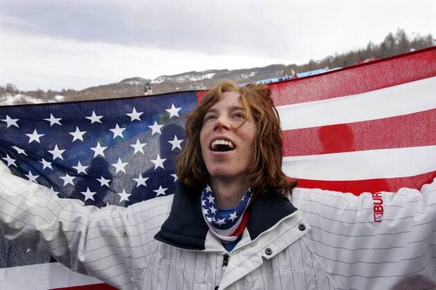 Feb 12, 2006; Bardonecchia, ITALY; XX Winter Olympics: SHAUN WHITE of the US celebrates after winning a goldmedal in the men s half pipe snowboarding competition at the Torino 2006 Winter Olympic Games in Bardonecchia, Italy. - ZUMAs44 o0 USA Sieg Olympiasieg Freude Fahne, Nationalfahne