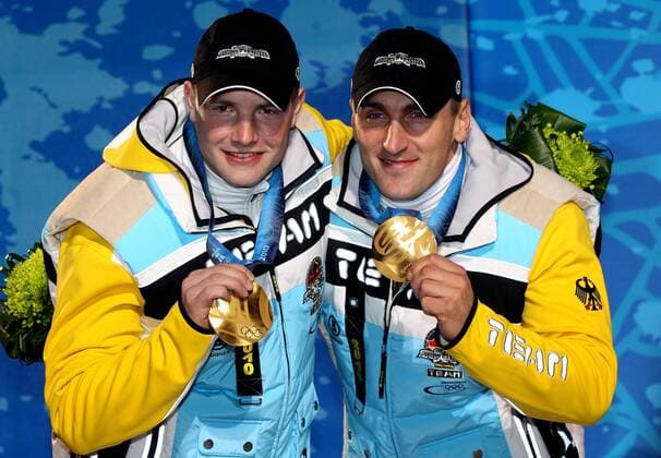Whistler, Herren Bob, 2erbob, 2er 2 er, Zweierbob - Andre Lange (L) und Kevin Kuske (Deutschland) mit der Goldmedaille o0 Freude Jubel Medaille Gold Objekte Sieg, Olympiasieg o00 Bobsport