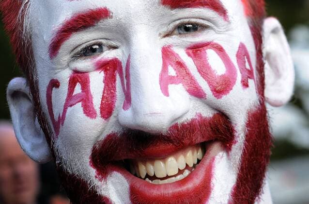 Feb 22, 2010 - Cypress Mountain, British Columbia, Canada - A face painted Canada fan smiles during the qualification round of the Men s Freestyle skiing Aerials on Cypress Mountain Monday evening during the 2010 Winter Olympic games. - ZUMAk51 o0 Publikum Freude Gesichtsbemalung, Bemalung, bemalt, Nationalfarben, Landesfarben