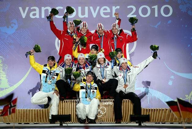 OLYMPIA - Olympische Winterspiele 2010 WHISTLER,KANADA,22.FEB.10 - DIVERS, OLYMPIA, SKI NORDISCH, SKISPRINGEN - Olympische Winterspiele Vancouver 2010, Grossschanze, Teambewerb, Siegerehrung, Medaillenvergabe. Bild zeigt die Olympiasieger Gregor Schlierenzauer, Thomas Morgenstern, Andreas Kofler, Wolfgang Loitzl (AUT hi.), Michael Uhrmannm (GER), Anders Jacobsen, Johan Remen Evensen (NOR), Martin Schmitt (GER), Tom Hilde Michael Neumayer (GER), Anders Bardal (NOR) und Andreas Wank (GER vorne). Keywords: Medaille.  o0 Sieg Olympiasieg Jubel Freude Teamspringen Teamwettbewerb Totale