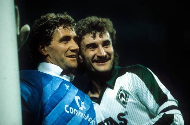 Torwart Jean Marie Pfaff (Bayern) und Rudi Völler (Bremen) - DEUTSCHSPRACHIGE SPORTZEITSCHRIFTEN UND -ZEITUNGEN NUR NACH RÜCKSPRACHE Fußball 1. BL Herren Saison 1986 1987, FC Bayern München - SV Werder Bremen 3:2 Gruppe München Harmonie, Freude, Komik,