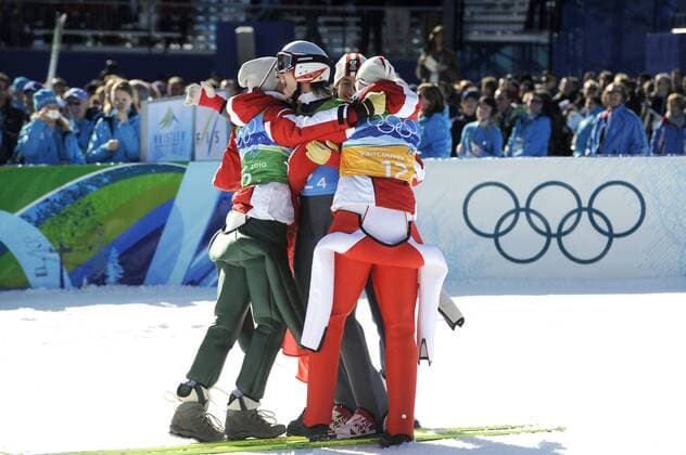 Jubel Team Oesterreich mit Andreas KOFLER, Gregor SCHLIERENZAUER, Wolfgang LOITZL, Thomas MORGENSTERN, jubeln, 1. Platz, Olympiasieger, Skisspringen, Skisprung, Ski Jumping, Mannschaft, Team, 22.02.2010. XXI. Olympische Winterspiele 2010 in Vancouver Kanada. o00 Olympiaringe, Ringe