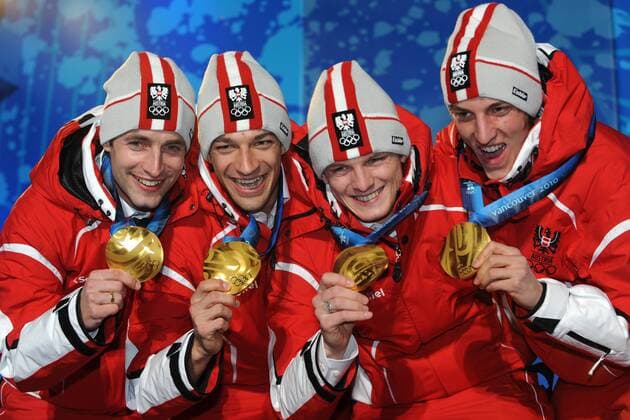 Jubel Team Oesterreich mit v.li.: Wolfgang LOITZL, Andreas KOFLER, Thomas MORGENSTERN und Gregor SCHLIERENZAUER (AUT), 1. Platz, Olympiasieger, Medal Ceremony; Siegerehrung, Medaille, Medaillen. Skisspringen, Ski Jumping, Mannschaft, Team, 22.02.2010. XXI. Olympische Winterspiele 2010 in Vancouver Kanada.