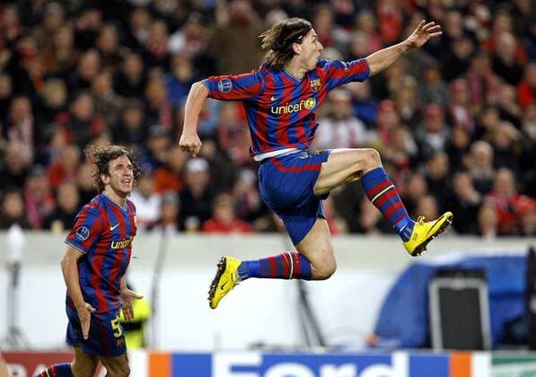 23.02.2010, Fussball UEFA-Champions-League Achtelfinale Hinspiel: VfB Stuttgart (weiß) - FC Barcelona, Jubel Barcelona zum Tor zum 1:1 , v.l. Carles Puyol (FC Barcelona) , Torschütze Zlatan Ibrahimovic (FC Barcelona) o0 Barca