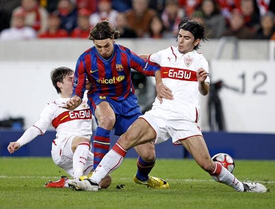 23.02.2010, Fussball UEFA-Champions-League Achtelfinale Hinspiel: VfB Stuttgart (weiß) - FC Barcelona, v.l. Stefano Celozzi (VfB Stuttgart) , Zlatan Ibrahimovic (FC Barcelona) , Serdar Tasci (VfB Stuttgart) - Dreikampf o0 Barca