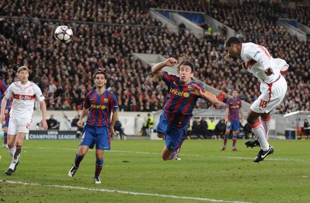 23-02-2010, Fussball, Champions League, Achtelfinale, VFB STUTTGART (weiß) - FC BARCELONA Saison 2009 2010, Cacau (VfB Stuttgart), rechts, erzielt mit diesem Kopfball das Tor zum 1-0, Carles Puyol (FC Barcelona) kommt zu spät o0 Barca