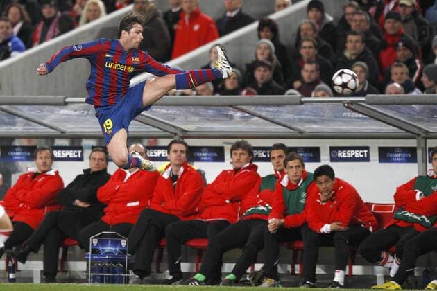 Artistische Einlage von MAXWELL (Barcelona) vor der Stuttgarter Ersatzbank - VfB Stuttgart (weiß) - FC Barcelona, Fussball Champions League Achtelfinale Hinspiel am 23.02.2010, o0 Barca