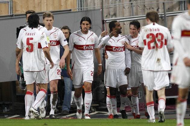 Stuttgarter Jubel nach dem 1:0 durch CACAU (4. vl) - VfB Stuttgart (weiß) - FC Barcelona, Fussball Champions League Achtelfinale Hinspiel am 23.02.2010,
