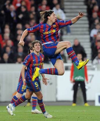 VfB Stuttgart (weiß) vs FC Barcelona - Jubel Barca zum 1:1, Torschütze Zlatan Ibrahimovic (re) mit Carles Puyol (li)  o0 Barca