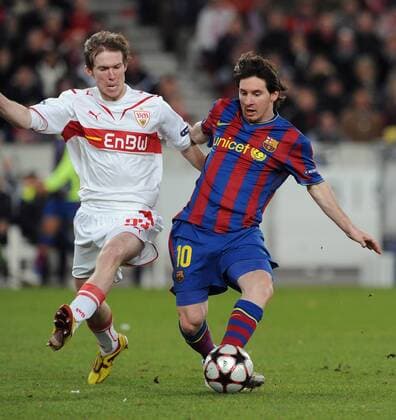 VfB Stuttgart (weiß) vs FC Barcelona - Aliaksandr Hleb (VfB,li) gegen Lionel Messi (Barca,re)  o0 Barca