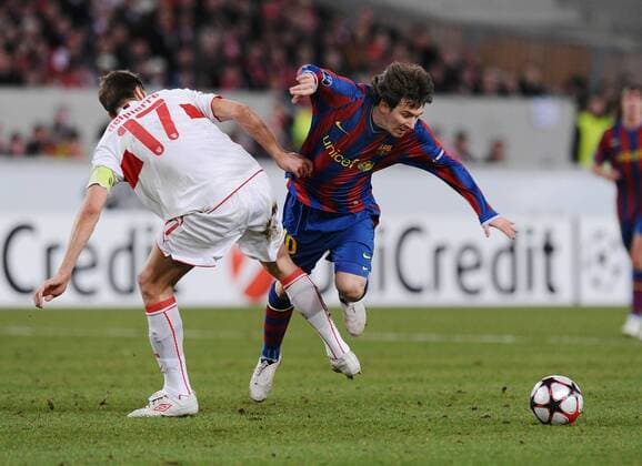 VfB Stuttgart (weiß) - FC Barcelona 23.02.2010 Lionel Messi (re, Barca) gegen Matthieu Delpierre (VfB)  o0 Barca