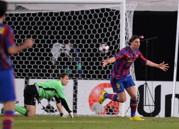 VfB Stuttgart (weiß) - FC Barcelona 23.02.2010 JUBEL Barca, Zlatan Ibrahimovic (re) , VfB Torwart Jens Lehmann (li) geschlagen  o0 Barca