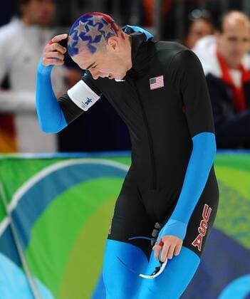 USA s Ryan Bedford points to his hair, cut and dyed like an USA flag, after competing in men s 10,000 meter speed skating in Vancouver, during the 2010 Winter Olympics on February 23, 2010.  OLY2010022313 o0 kurios Kopfbemalung, Bemalung, bemalt, Landesfarben Haare Frisur
