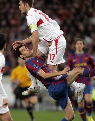VfB Stuttgart (weiß) - FC Barcelona: v.l. Sergio Busquets, Barca, Matthieu Delpierre, Stuttgart,