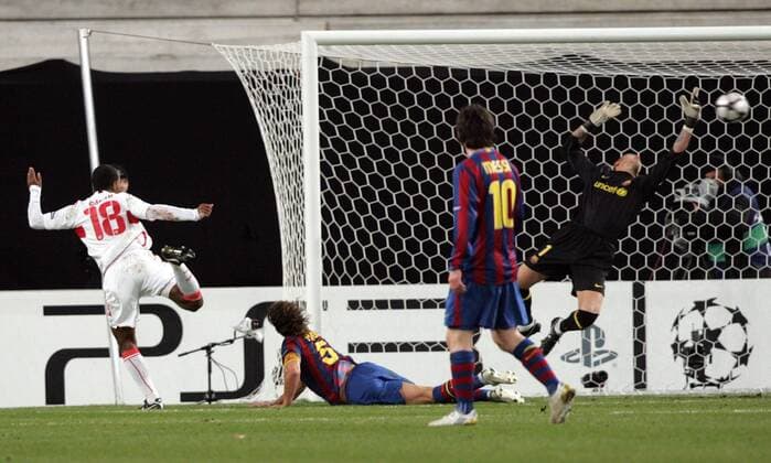 VfB Stuttgart (weiß) - FC Barcelona: v.l. Tor zum 1-0, Cacau, Stuttgart, Carles Puyol, Barca, Lionel Messi, Barca, Victor Valdes, Barca