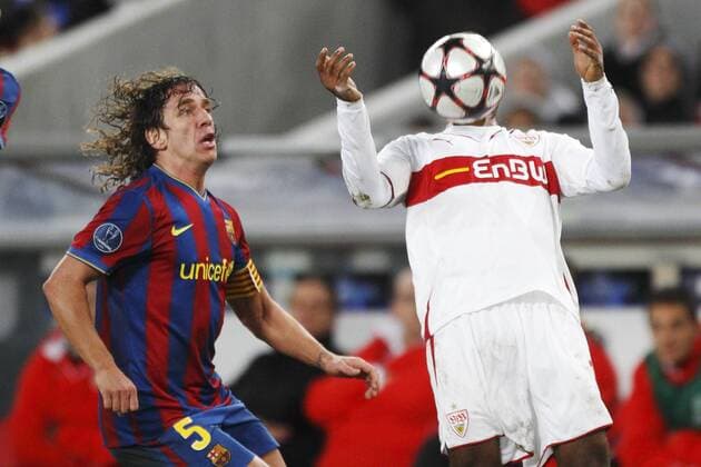 Zweikampf zwischen Carles PUYOL (Barca) und CACAU (Stuttgart) VfB Stuttgart (weiß) - FC Barcelona: , Fussball Champions League Achtelfinale Hinspiel am 23.02.2010