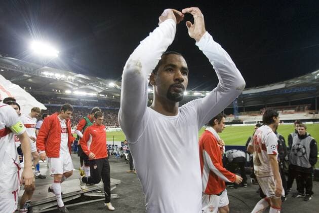 CACAU (Stuttgart) klatscht nach dem Schlusspfiff zu den Anhängern - VfB Stuttgart (weiß) - FC Barcelona - Fussball Champions League Achtelfinale Hinspiel