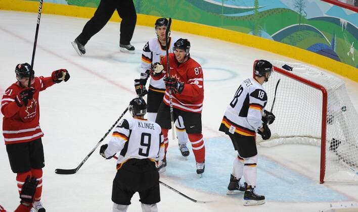 Canada s Eric Staal (L) and Canada s Sidney Crosby celebrate a goal against Germany during the second period at Canada Hockey Place in Vancouver, Canada, during the 2010 Winter Olympics on February 23, 2010.  OLY2010022398 o0 Jubel, Freude Freud und Leid