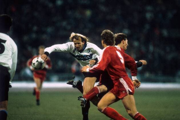 Andreas Brehme (Inter Mailand, li.) gegen Klaus Augenthaler (Bayern) - DEUTSCHSPRACHIGE SPORTZEITSCHRIFTEN UND -ZEITUNGEN NUR NACH RÜCKSPRACHE Fußball EC 3 Herren UEFA Cup 1988 1989, Europapokal, FC Bayern München - FC Internazionale Mailand 0:2 Gruppe München Dynamik, Kampf,