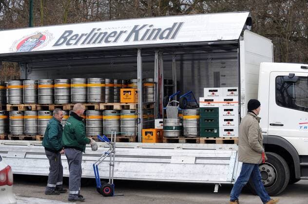2. Liga, Fußball, Saison 2009 2010, 1. FC Union Berlin, die beim Heimspiel gegen verbrauchten Getränke werden abgeholt, 22.02. 2010, o0 Totale Objekte Bierfass Bierfässer Fass Fässer Logistik Versorgung Verpflegung