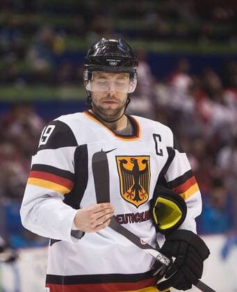 Marco STURM, GER, enttäuscht , Kanada (rot) - Deutschland (weiß) 8:2, Eishockey Play-Off Qualifikation der Herren, 23.02.2010. XXI. Olympische Winterspiele 2010,