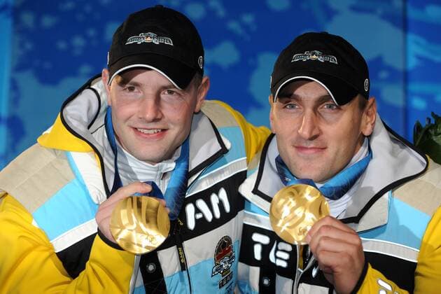 v.li: Andre LANGE, Kevin KUSKE, GER 22.02.2010. XXI. Olympische Winterspiele 2010, o0 Objekte Gold Medaille Trophäe o0 Freude Siegerehrung Sieg Olympiasieg