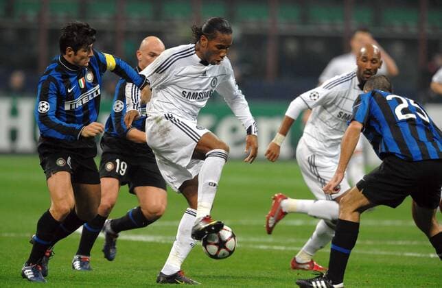 JAVIER ZANETTI (L) INTER, DIDIER DROGBA FC CHELSEA Milano 24 2 2010 Stadio Giuseppe Meazza Inter Chelsea Champions League 2009 2010 ANDREAXSTACCIOLI