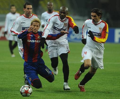 CSKA s Keisuke Honda (2L) and Sevilla s Julien Escude, Didier Zokora and Fernando Navarro (white, L-R) in action during their Champions League game CSKA Moscow vs. Sevilla FC.  Premiumd RE0C90A8