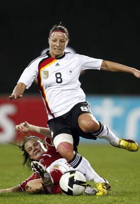 Fussball, Algarve Cup 2010, Frauen, Deutschland vs. Dänemark, Inka Grings (GER, R), Katrine Veje (Dänemark)