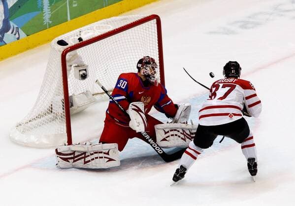 Vancouver , 240210 , Olympische Spiele Vancouver 2010 , Eishockey Play-Offs , Russland (Rot) - Kanada (Weiß) - Ilya Bryzgalov (Russland) gegen Sidney Crosby (Kanada)