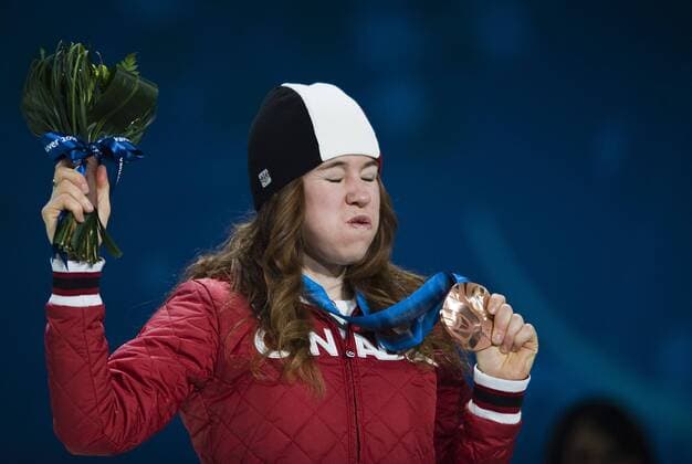 Clara HUGHES, Kanada, 3. Platz Bronzemedaille, Jubel, jubelt, Siegerehrung Medal Ceremony, Eisschnelllaufen Eisschnelllauf 5000m der Damen Frauen , am 24.02.2010. XXI. Olympische Winterspiele 2010, in Vancouver Kanada. o0 Jubel Freude Bronze Medaille Bronzemedaille Mimik kurios