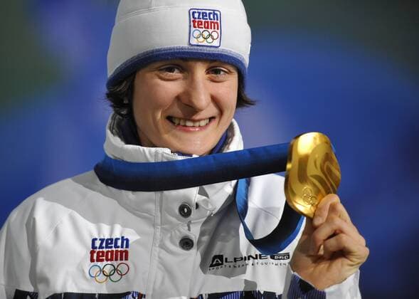Czech Republic s gold medal winner Martina Sablikova shows her medal during the medals ceremony for the women s speed skating 5000 meters at the Vancouver 2010 Olympics in Vancouver, British Columbia, Wednesday, Feb. 24, 2010. (CTKxPhoto RomanxVondrous)  CTKPhoto79201002250213101 o0 Olympiasieg Sieg Siegerehrung Medaille Gold Objekte Freude