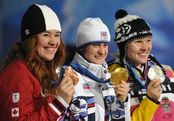 Canada s bronze medal winner Clara Hughes, left, Czech Republic s gold medal winner Martina Sablikova (C) and Germany s silver medal winner Stephanie Beckert smiles during the medals ceremony for the women s speed skating 5000 meters at the Vancouver 2010 Olympics in Vancouver, British Columbia, Wednesday, Feb. 24, 2010. (CTKxPhoto RomanxVondrous)  CTKPhoto7201002250202801 o0 Olympiasieg Sieg Siegerehrung Medaille Gold Objekte Freude