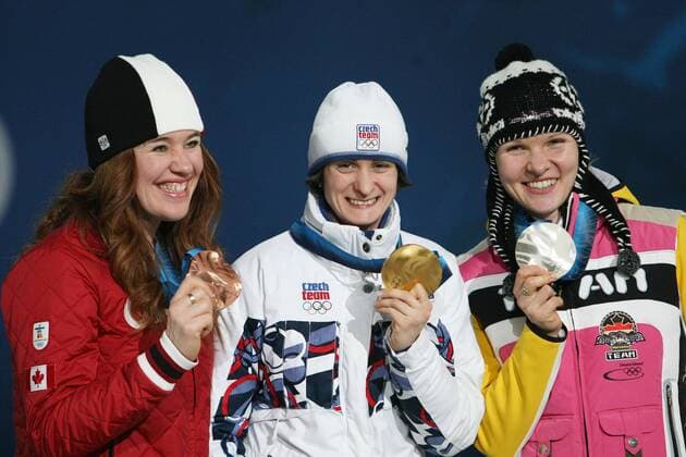 Siegerehrung, Podest, Medaille, Jubel, Freude. Stephanie Beckert (GER, Deutschland) Silber Silbermedaille rechts, Martina Sablikova (Tschechien) Gold mitte und Clara Hughes (Kanada) Bronze links, jubeln. o0 Olympiasieg Sieg Freude
