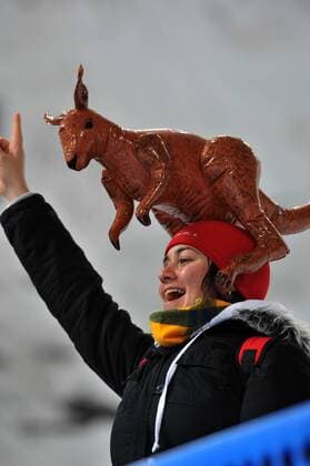 VANCOUVER, Feb. 24, 2010 An Australian fan cheers on the stand during the women s aerials final of Freestyle Skiing at the 2010 Winter Olympic Games in Cypress Mountain, Canada, Feb. 24, 2010. (121)  o0 Jubel Freude Kopfbedeckung o0 kurios Zuschauer Känguruh Fanhut