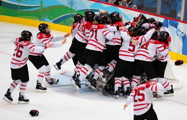 Team Canada celebrates their win over the USA in the women s final at Canada Hockey Place in Vancouver, Canada, during the 2010 Winter Olympics on February 25, 2010. Canada defeated USA 2-0 to win the goldmedal.  OLY2010022545 o0 Jubel, Freude, Totale, Sieg, Sieger, Olympiasieg