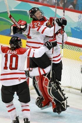 Feb. 25, 2010 - Vancouver, BC, Canada - VANCOUVER, BC: FEBRUARY 25, 2010 -- Team Canada s Hayley Wickenheiser (C) jumps into the arms of goalie Shannon Szabados (R) following their victory over the USA in the final in women s hockey in Vancouver BC Thursday, February 25, 2010 during the 2010 Olympics. Gillian Apps joins them. - ZUMAw51 o0 Jubel, Freude, Sieg, Sieger, Olympiasieger