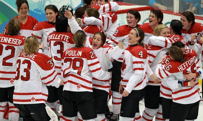 Feb. 25, 2010 - Canada - VANCOUVER, BC: FEBRUARY 25, 2010 -- Team Canada players celebrate following their victory over the USA in the final in women s hockey in Vancouver BC Thursday, February 25, 2010 during the 2010 Olympics. - ZUMAw51 o0 Jubel, Freude, Sieg, Sieger, Olympiasieger,