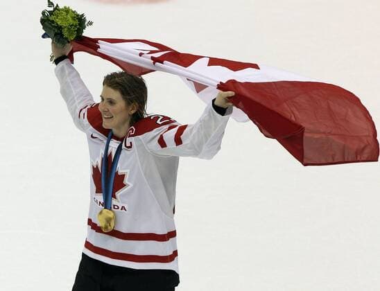Feb. 25, 2010 - Vancouver, BC, Canada - VANCOUVER, BC: FEBRUARY 25, 2010 -- Canada Hayley Wickenheiser carries a Canadian flag around the ice following Canada s victory over the USA in the final in women s hockey in Vancouver BC Thursday, February 25, 2010 during the 2010 Olympics. - ZUMAw51 o0 Jubel, Freude, Sieg, Sieger, Olympiasieger, Einzelbild,