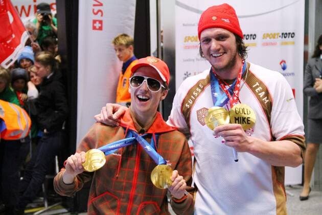 Die Olympiasieger Simon Ammann li. .(Skispringen) und Mike Schmid re. (Skicross) nach der Rueckkehr aus Vancouver ( Zuerich - Kloten ) 26.Februar 2010 o0 Medaille Gold Goldmedaille Ski Cross Skisport Alpin Freestyle o0 Nordisch Skisport Ski o0 SUI 