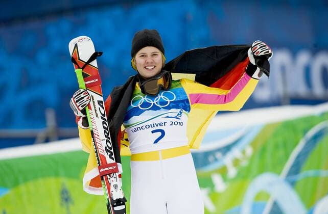 Viktoria REBENSBURG (GER), 1. Platz Olympiasiegerin jubelt, Flower Ceremony, Ski Alpin, Riesenslalom der Damen, , 25.02.2010. XXI. Olympische Winterspiele 2010 in Vancouver Kanada.