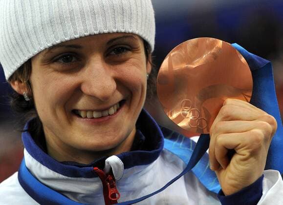 Czech bronze medail winner Martina Sablikova shows off her medal from the 1500m track competition, in Vancouver, February 21, 2010. (CTKxPhoto RomanxVondrous)  CTKPhoto77201002220093601 o0 Jubel Freude Bronze Bronzemedaille Medaille