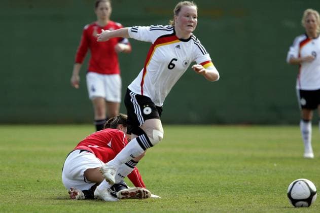 La Manga, 26.02.2010, U23 Norwegen (rot) vs U23 Deutschland, Marina Hegering - GER  o0 U 23 Frauenfußball o00 DFB